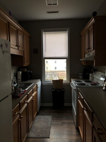 Building Photo - 187 Coming St