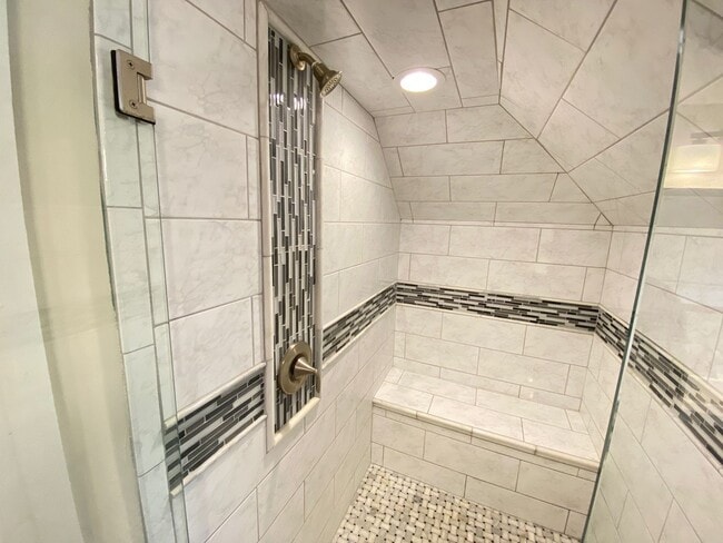 Building Photo - Hunter Ave 1045-1047 GW2