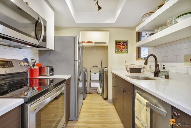 Building Photo - South Anchorage 2 bed/2 bath Condo with Garage and In Unit Laundry