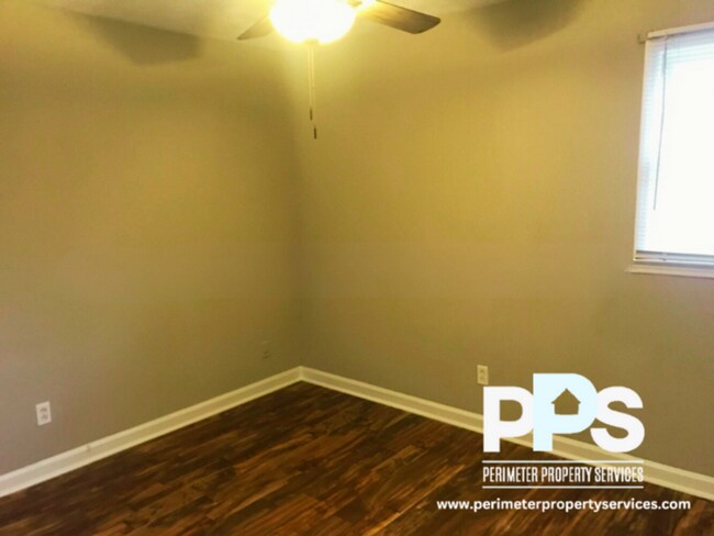 Building Photo - 6999 Knollwood Dr
