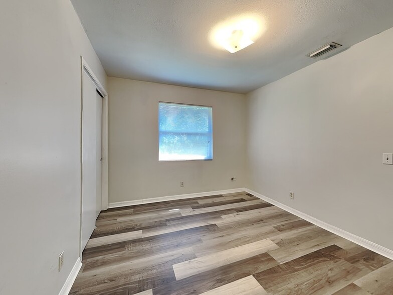 Building Photo - 1527 S Central Ave