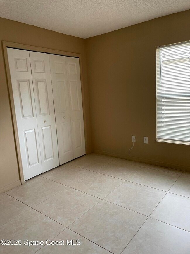 Building Photo - 2065 Redwood Cir