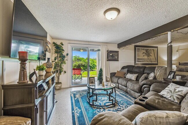 Building Photo - "Charming 3-Bed, 2-Bath Oasis at 1011a Sou...
