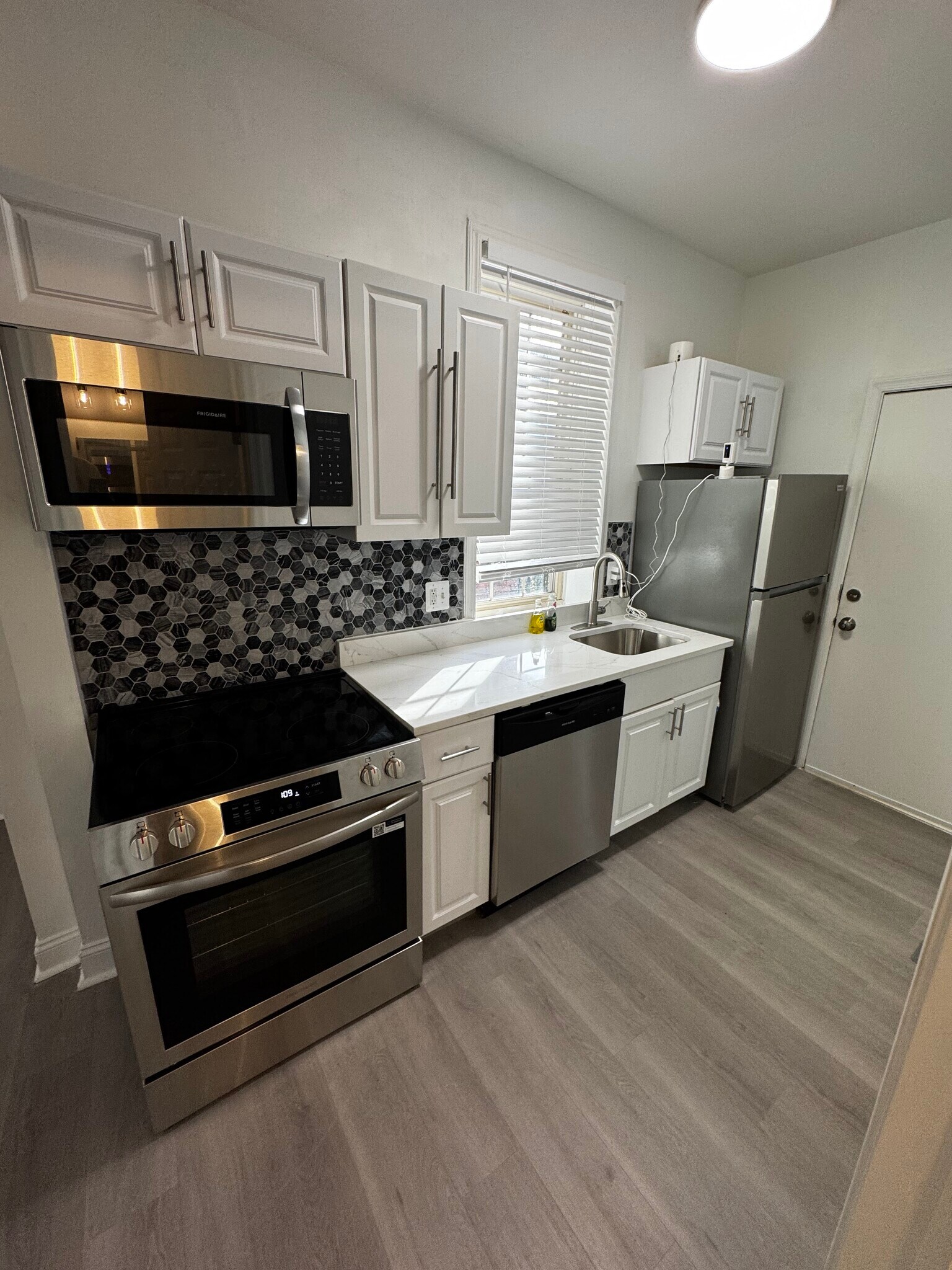 Luxury Custom Backsplash - 2448 Lakeview Ave