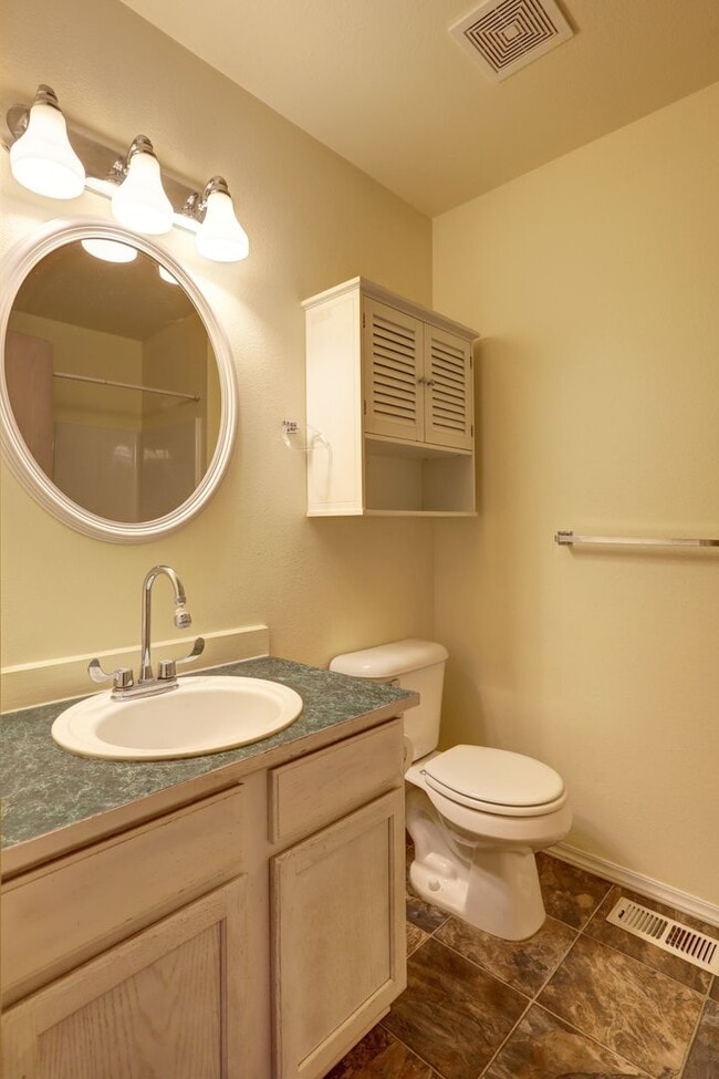 Building Photo - Immaculate, Sunny and Bright 4 Bedroom/2.5...