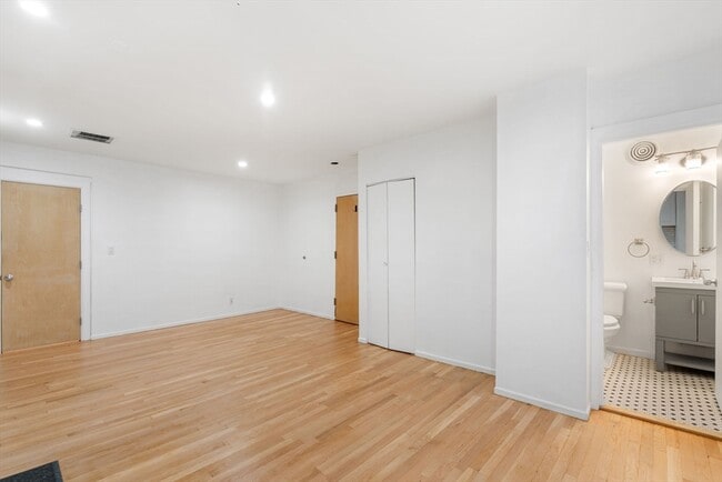 Building Photo - 103 Marlborough St