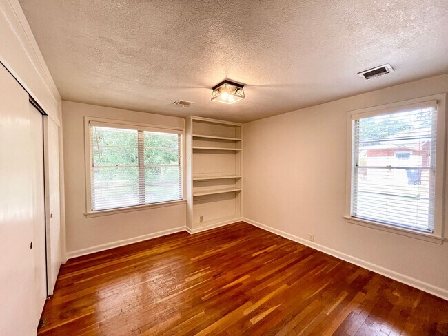 Building Photo - 3 Bedroom House with Mother in Law Suite i...