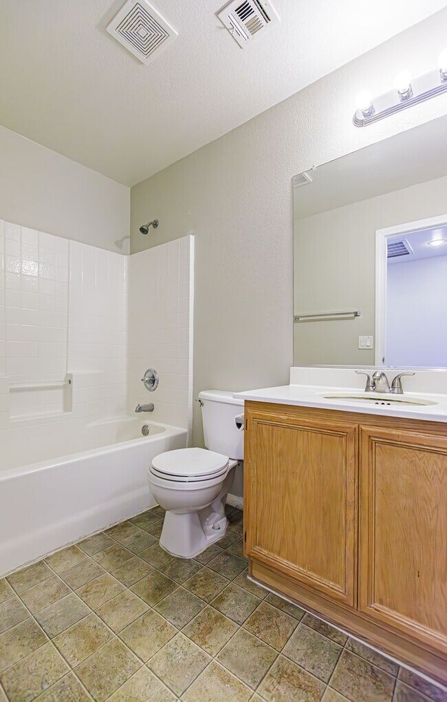 Building Photo - 4 Bedroom home located in Silverado Ranch