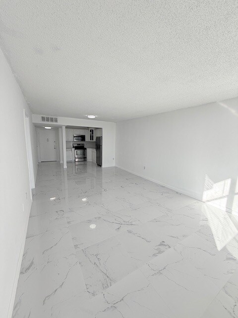 Building Photo - 1005E