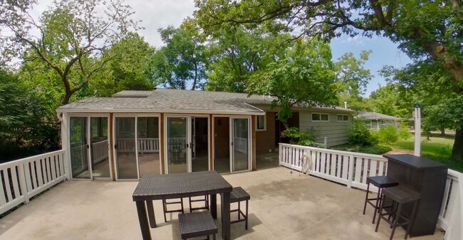 Building Photo - 3D Tour Available - Garage Parking + Sun R...