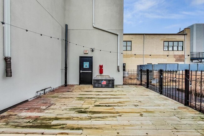 Building Photo - 8 W Monroe St