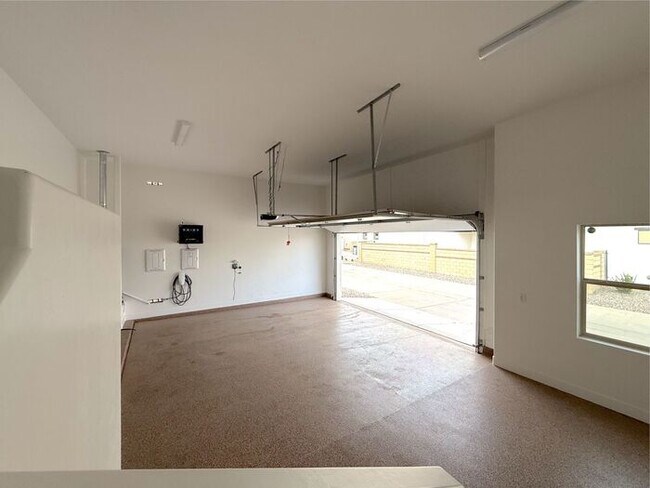 Building Photo - Desert Color Home 3 bd, 2.5 bt, Extra Large 2 Car Garage Home