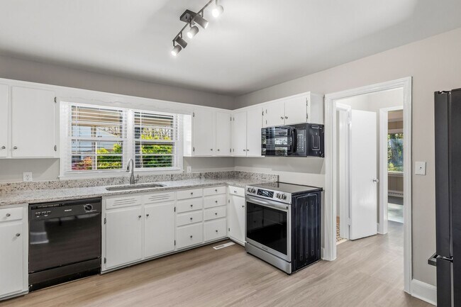 Building Photo - NW - Large Brick Ranch, Updated, Hardwoods, LR, DR, Den, Two Decorative Fire Places, Fenced, Stor...