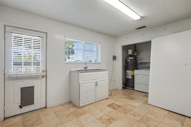 Building Photo - 2407 Harrowden Dr