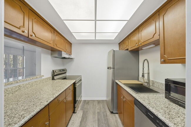Building Photo - Chic 1-Bed Oasis with Pool & Walk-In Closets in Central San Antonio – $975/mo