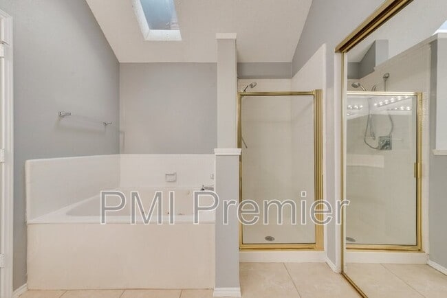 Building Photo - 1220 Royal Crescent Dr