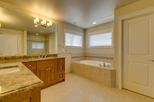 Building Photo - Beautiful & Spacious Kenmore Home for Rent!