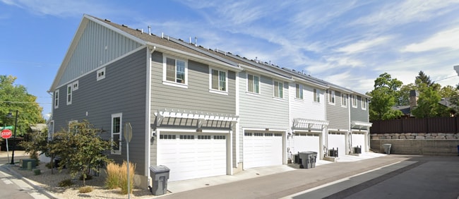 Building Photo - 3 Bedroom Townhome available in North Salt Lake!