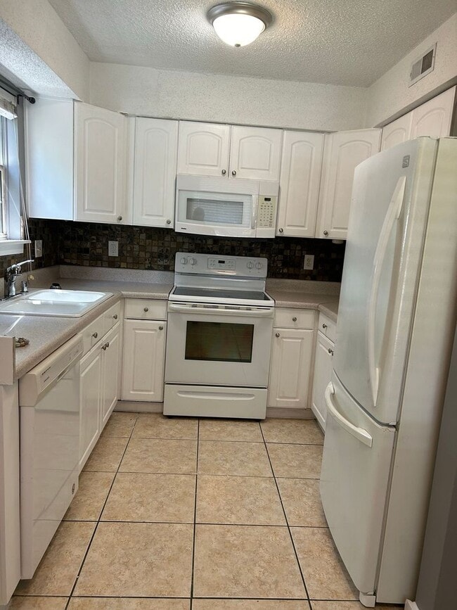 Building Photo - Charming 2 bedroom townhome in The Arbor @...