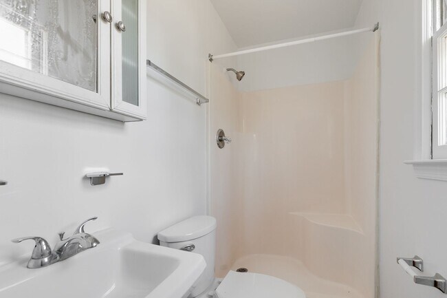 Building Photo - Beautiful Brick Ranch Available For Rent - Pets are welcome!!!