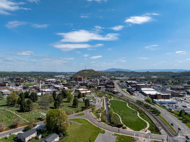 Building Photo - 220 Highland Ave