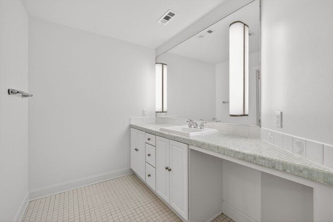 Building Photo - Beautiful 6BR Executive Brentwood Home with Pool