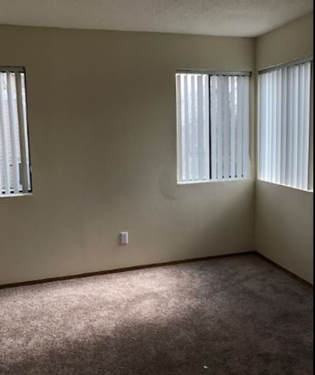 Building Photo - 2 BR/1BA | Fresh and Clean Unit | Front Patio| Fireplace in living room!
