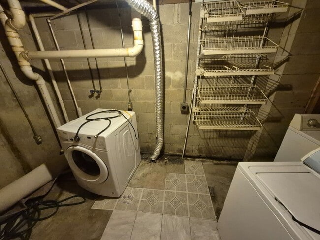 Building Photo - 705 Highland Trce