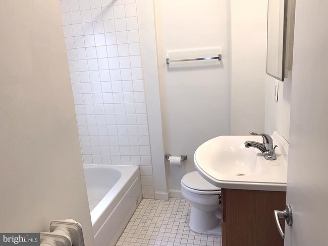 Building Photo - 332 S 17th St