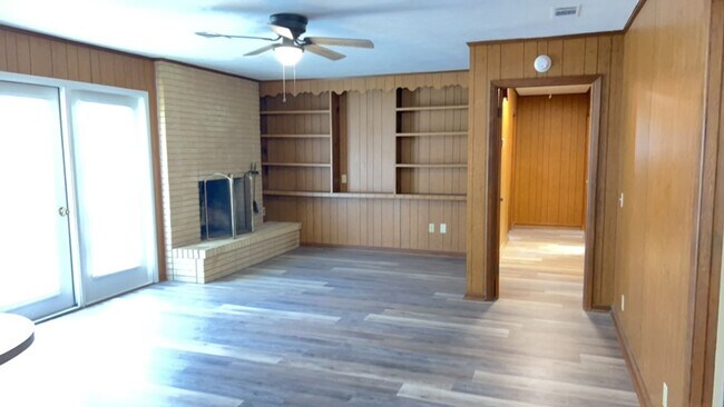 Building Photo - 3 Bed 2 Bath House