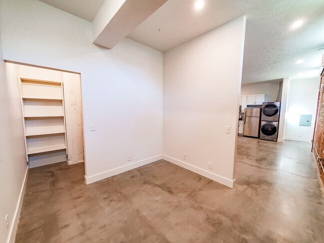 Building Photo - Exposed Brick 1-Bedroom Apartment at a Great Price!