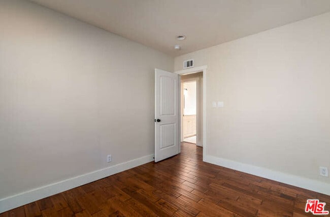 Building Photo - 1604 Oak Ave