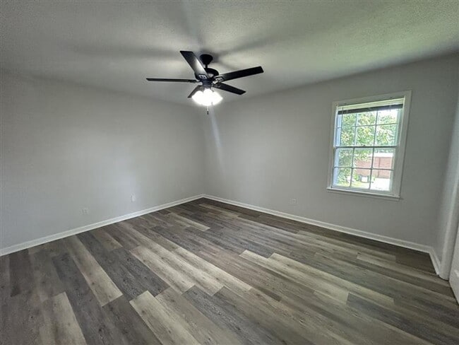Building Photo - Charming and Affordable Upstairs Duplex – ...