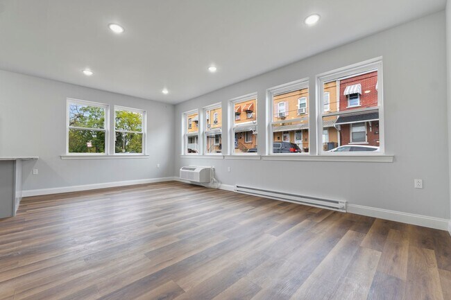 Building Photo - Luxury 1 and 2 bedrooms