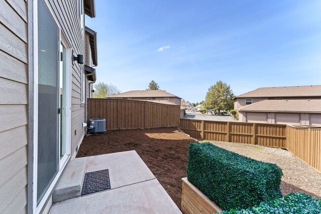 Building Photo - Pahlisch Townhome