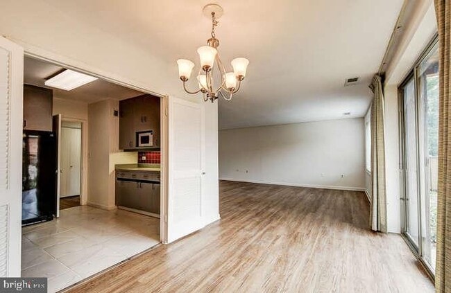 Building Photo - 5 Cross Keys Rd