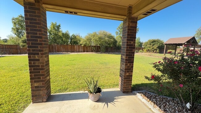 Building Photo - 902 Safari Dr