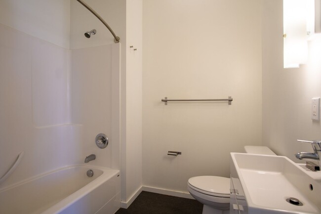 Building Photo - Chic Buckman Studio w/ Vaulted Ceilings, D...