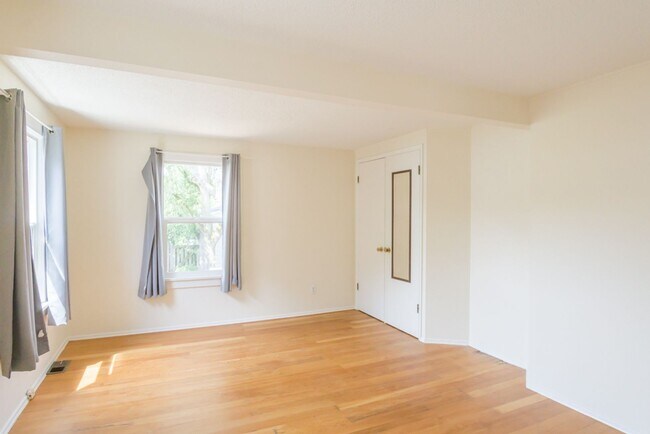 Building Photo - 2bd/1ba Seattle Home