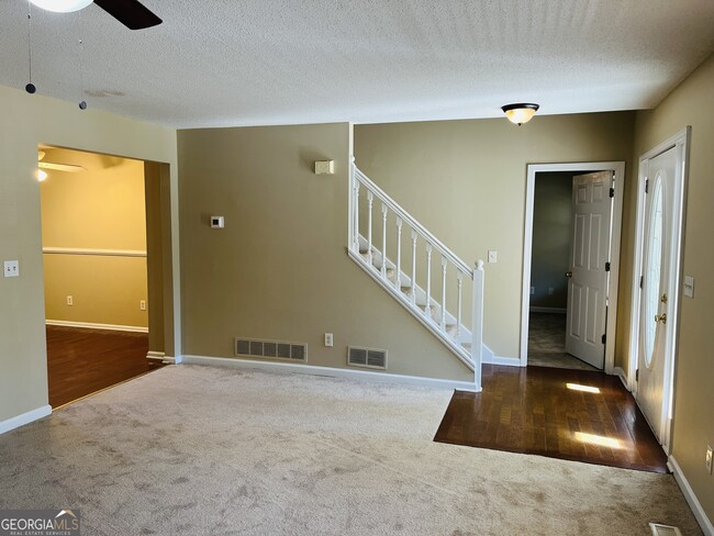 Building Photo - 129 Lost Lake Dr