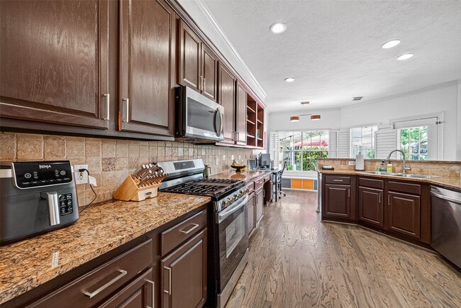Building Photo - 1015 Enclave Square S
