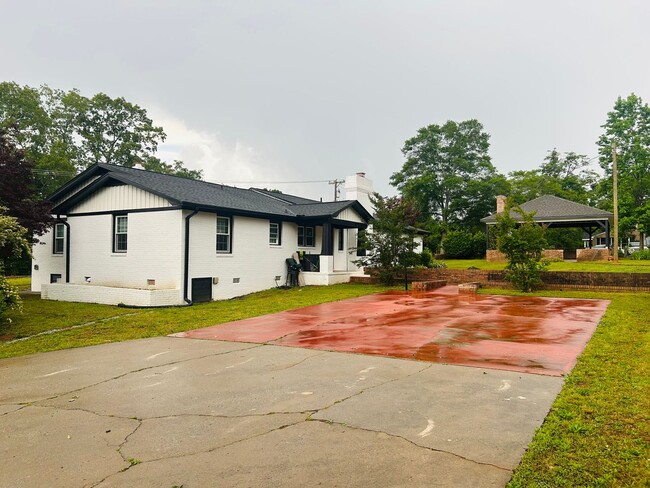 Building Photo - 5/3 Home Available Now!