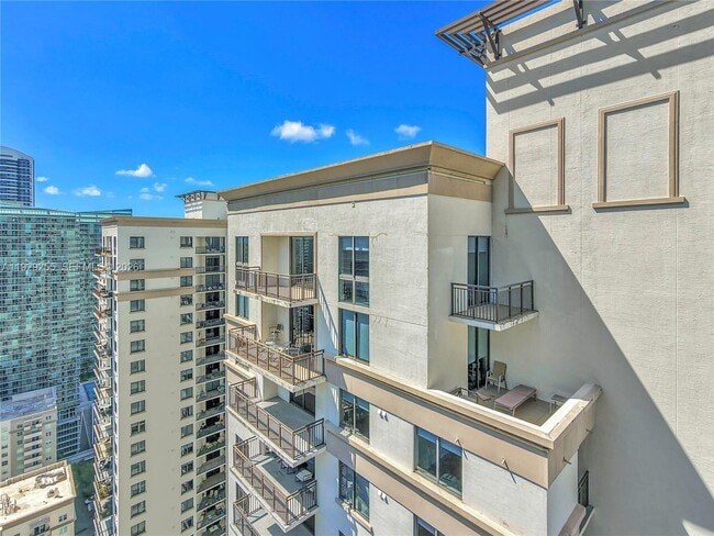 Building Photo - 999 SW 1st Ave