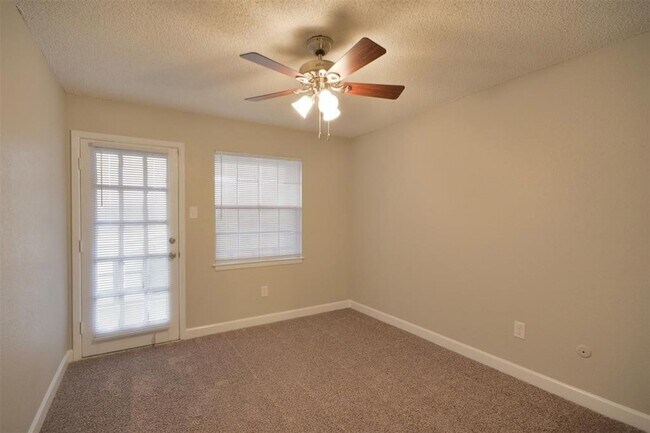 Building Photo - 1326 Town Cir