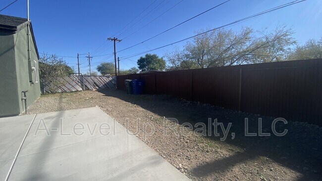 Building Photo - 2341 S 3rd Ave