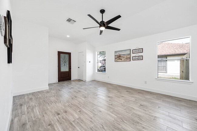 Building Photo - 5130 Riverwood Dr