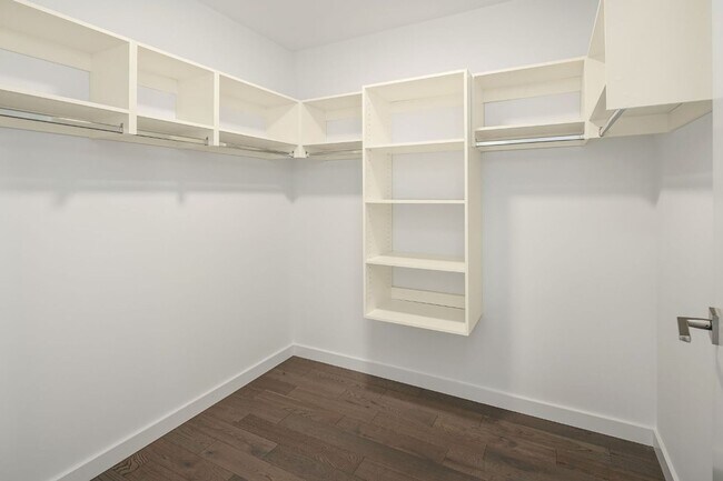 Building Photo - 2Bd/1.75Ba Bellevue Condo