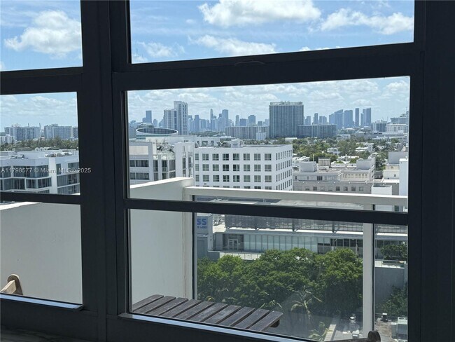 Building Photo - 100 Lincoln Rd
