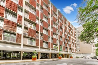 Building Photo - Well appointed Studio in PRIME location /All Utilities included