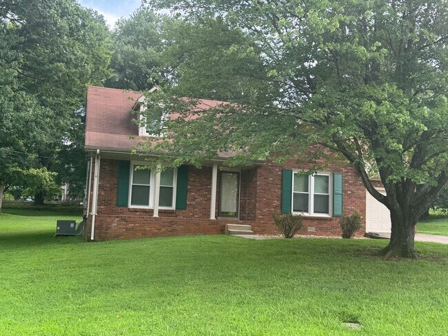 Primary Photo - Exit 8! Rossview School. 4 Bed/2 Bath over...